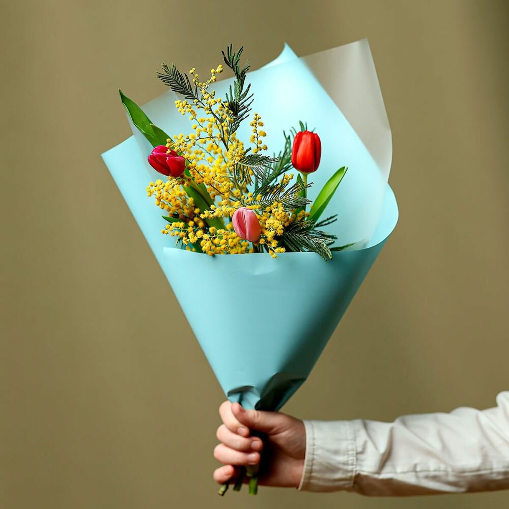 Букет "Красные тюльпаны и мимоза" 3 цветка 42 см оберточная бумага