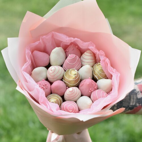 Съедобный букет из клубники Pink love, M подарок для мамы, сестры, подруги или коллеги, для любимой девушки или жены