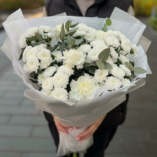 Изображение товара Букет из белых хризантем, диантусов и эвкалипта - римская роза