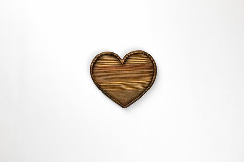 Деревянная тарелка в форме сердца в темном цвете