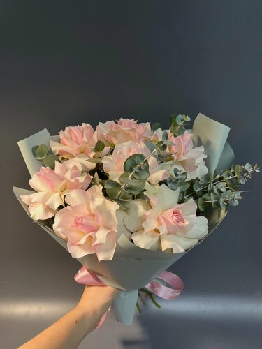 Изображение товара Букет Дизайн Цветка, розы, французский, аромат, розовый, 7 шт с эвкалиптом