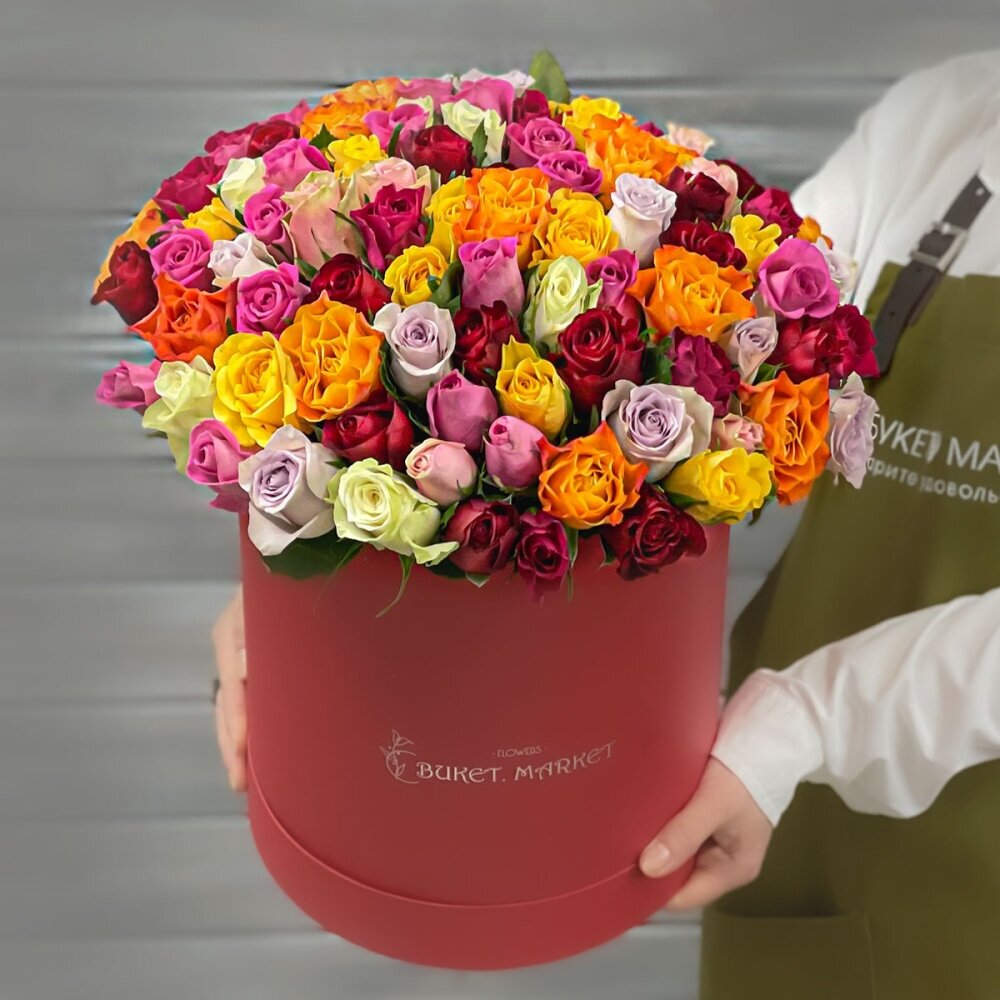 Букет живых цветов из 101 разноцветной Кенийской розы в шляпной коробке