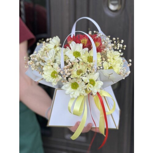 Букет в сумочке / Цветы / Хризантемы, гипсофила и альстромерии