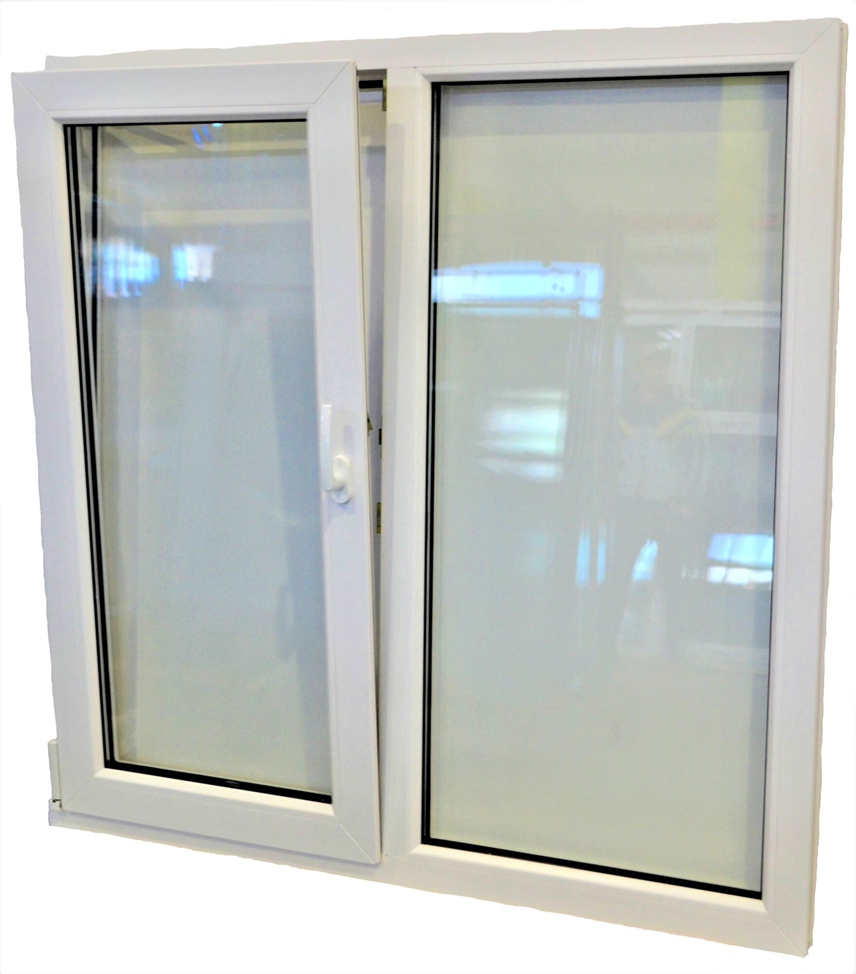 Пластиковое окно ПВХ (1300-1400) поворотно-откидная левая створка, стеклопакет 32мм (3 стекла)