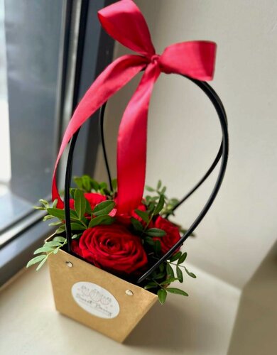 Изображение товара Композиция из 5 красных роз в подарочной сумочке , лучшее признание в любви от Sweet Berry