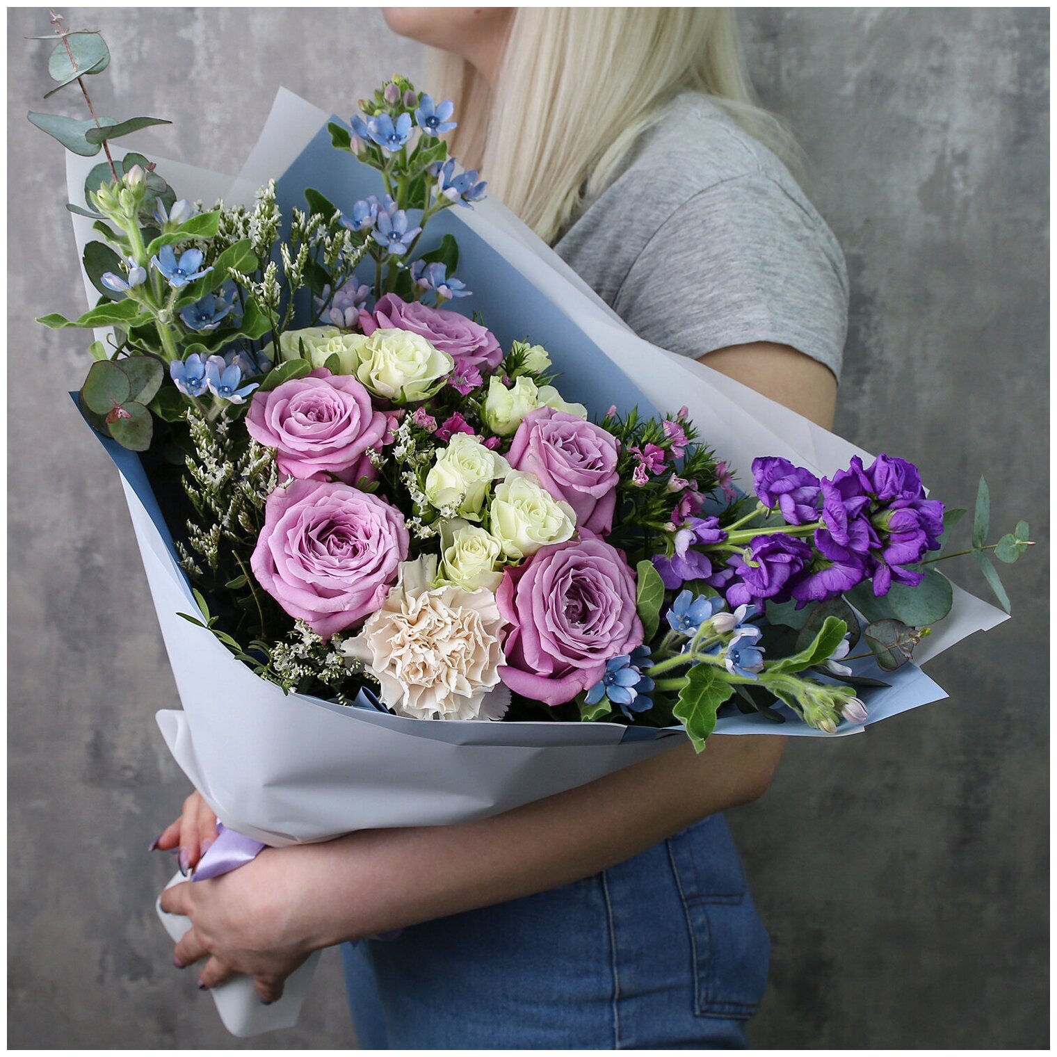Цветы живые букет из фиолетовых, белых роз и лавандовой маттиолы в дизайнерской упаковке "Игристый вечер"