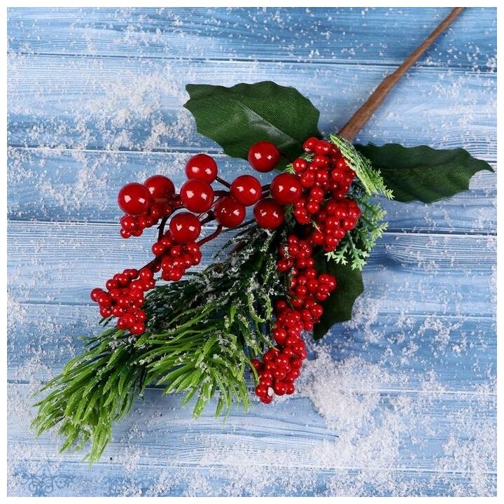 Декор "Зимнее очарование" веточка хвои с ягодками в снегу, 29 см 5046920