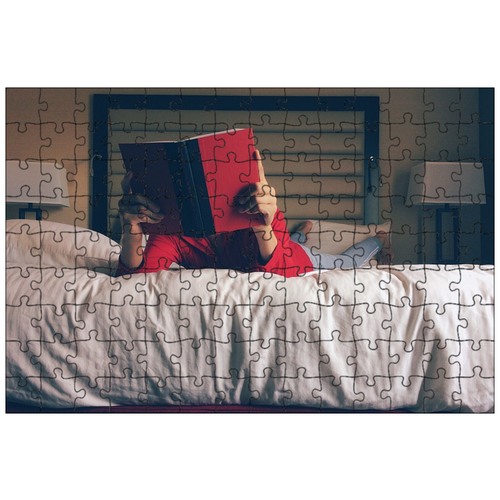 фото Магнитный пазл 27x18см."человек, чтение, кровать" на холодильник lotsprints