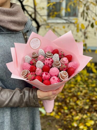Изображение товара Букет с клубникой в белом, молочном и розовом шоколаде, кокос, малина, темный рис, 500 г, Berry Mood, розовая упаковка