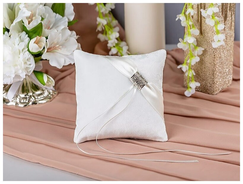 Свадебная подушка для обручальных колец жениха и невесты "Гармония" из белого бархата с жаккардовой вставкой, атласной лентой и сверкающей брошью