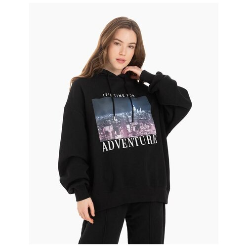 фото Чёрное худи oversize с принтом it's time for adventure gloria jeans