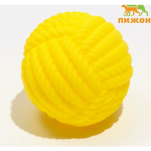 Игрушка для собак пищащая Клубок ниток, 8 см, жёлтая пижон игрушка для собак пищащая клубок ниток 8 см микс цветов