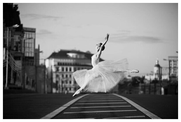 Постер на холсте Балет — балерина в городе 45см. x 30см.