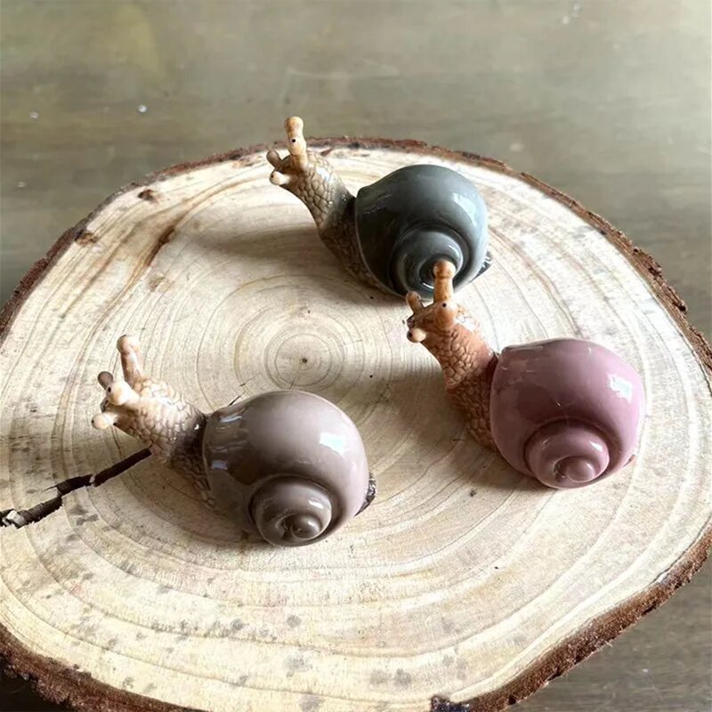 Миниатюрная фигурка улитки из смолы MOVING FOREST