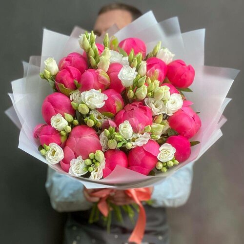 Букет живых цветов "19 коралловых пионов и белой эустомы", цветочный магазин Wow Flora