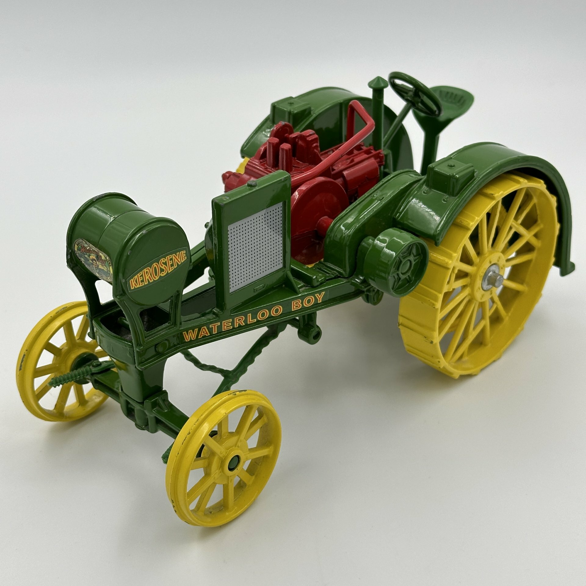 Игрушка в виде модели сельскохозяйственной машины John Deere R. Waterloo Boy 1915 года, металл