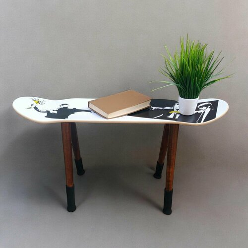 В стиле Banksy (Бэнкси) дизайнерский журнальный столик скамейка из скейтборда в прихожую или около дивана