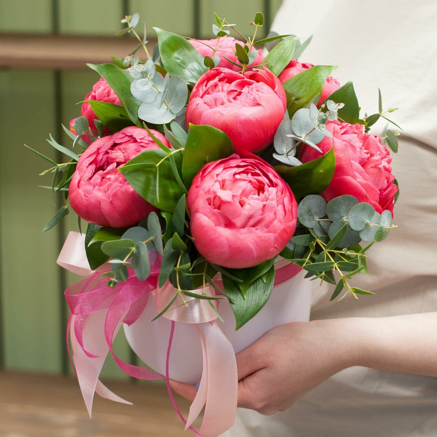 Коробка с пионами Charlotte "Вдохновляющие пионы" 7 цветов высота 20 см