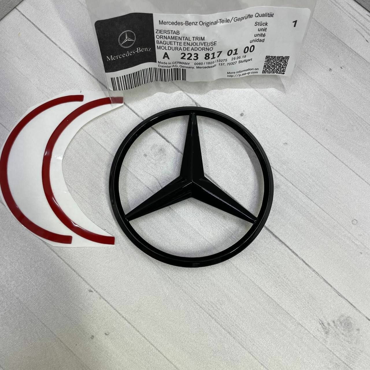 Знак для Mercedes-Benz на багажник W223 чёрный глянец