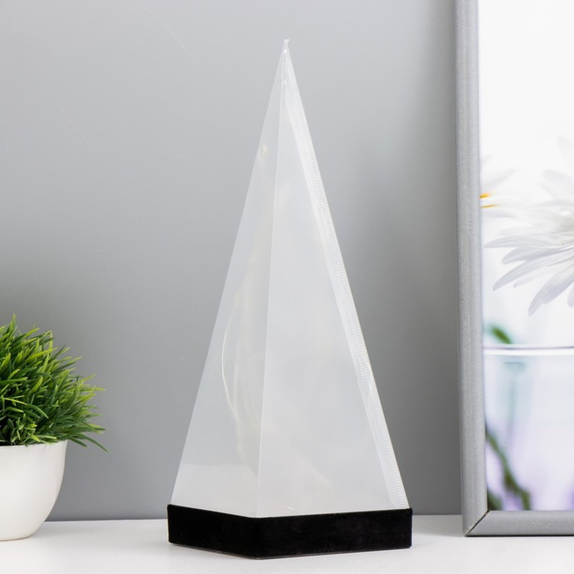 Фигурка светящаяся RISALUX  Звездная пирамида   LED ночник  RGB  от батареек 3ААА  USB  9 9 26 5 см