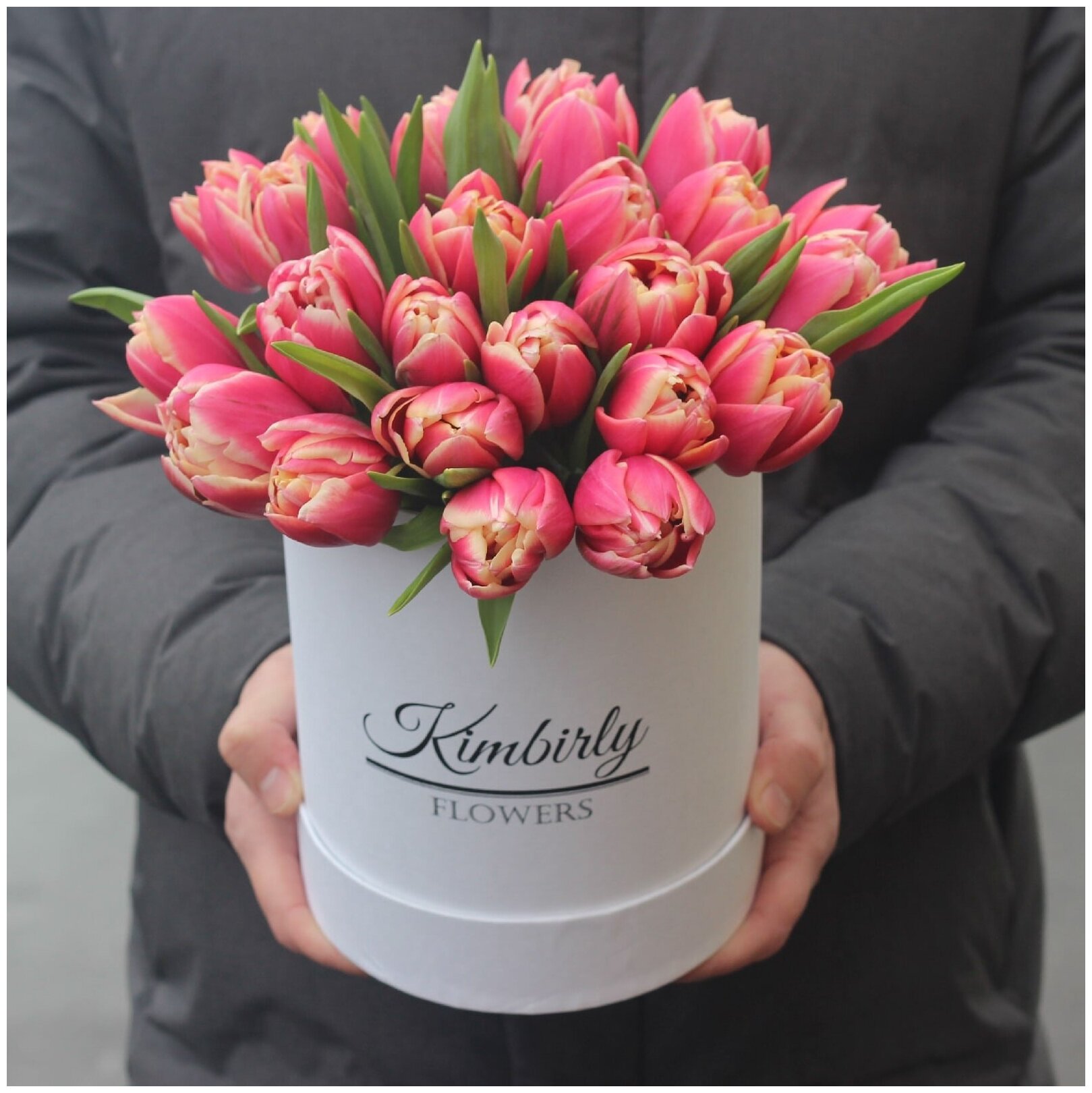 51 пионовидный тюльпан Колумбус в шляпной коробке. Букет 57 Kimbirly Flowers