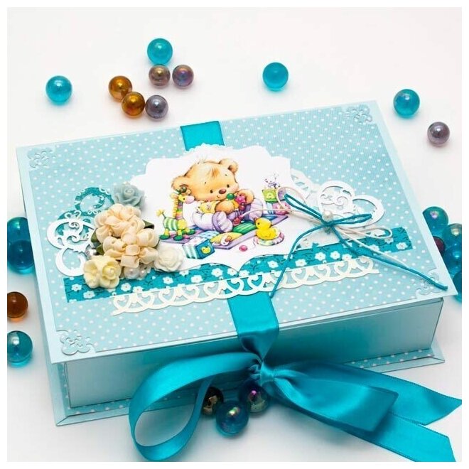 Шкатулка с мамиными сокровищами "Медвежонок" для хранения памятных мелочей новорожденного сына, из картона с декором в голубой гамме, с маленькими коробочками, атласным синим бантом и аппликацией