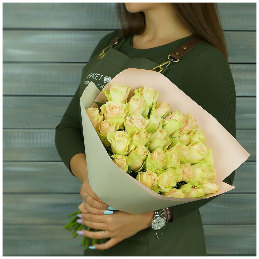 Букет из 31 зелено-розовая роза в упаковке 42см