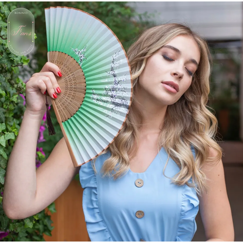 Веер складной ручной из дерева и ткани