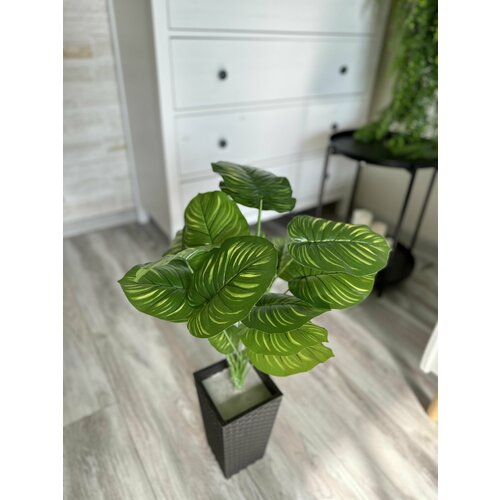 Цветы искусственные. Напольное тропическое дерево-80 см, в горшке кашпо ротанг. Искусственная зелень в пластиковом напольном кашпо