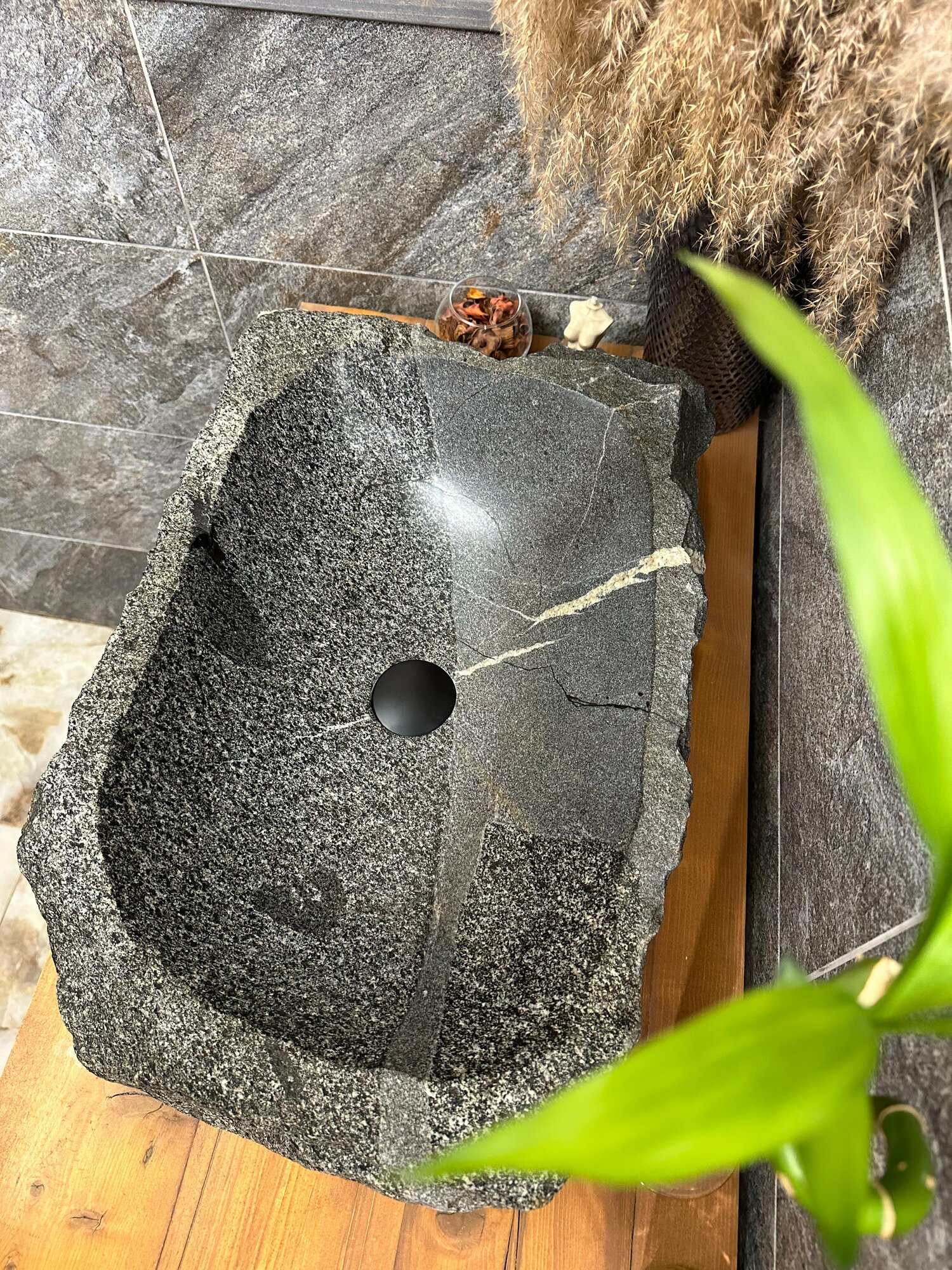 Раковина из натурального камня Black Swan, Calacatta Mood (64x40)