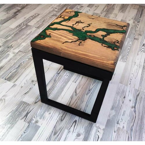 Табурет на массиве сосны цвета золотистый дуб с зелёными молниями в стиле лофт 35х35х45