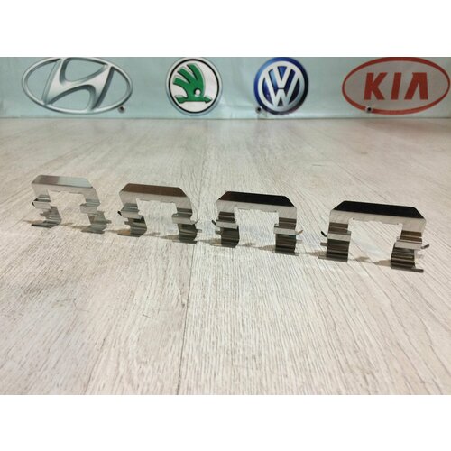 Пластина скоба колодок тормозных передних комплект Solaris Rio i20 Солярис Рио Хендай Киа 1399₽