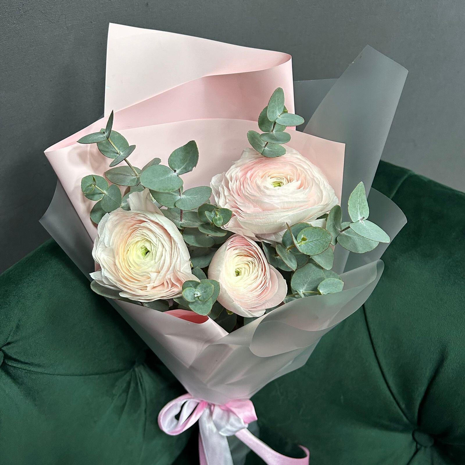 Букет-комплимент с 3 ранункулюсами