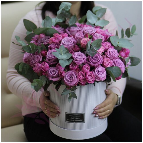 Букет живых цветов из кустовых роз с эвкалиптом 