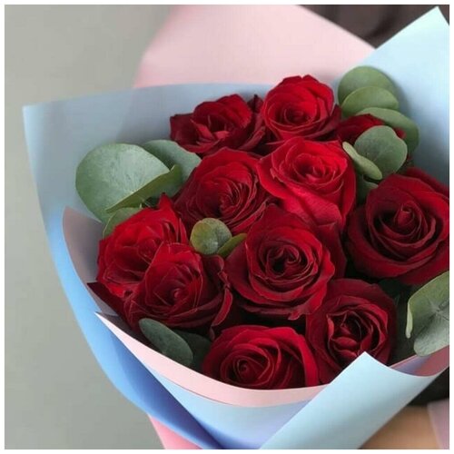 Красные розы с эвкалиптом (ваза в подарок, условия акции см. в описании)