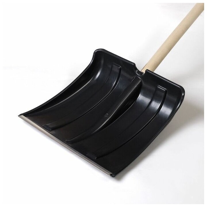 Лопата для уборки снега черная пластмассовая витязь 380*365мм, с деревянным черенком и пластиковой ручкой - фотография № 7