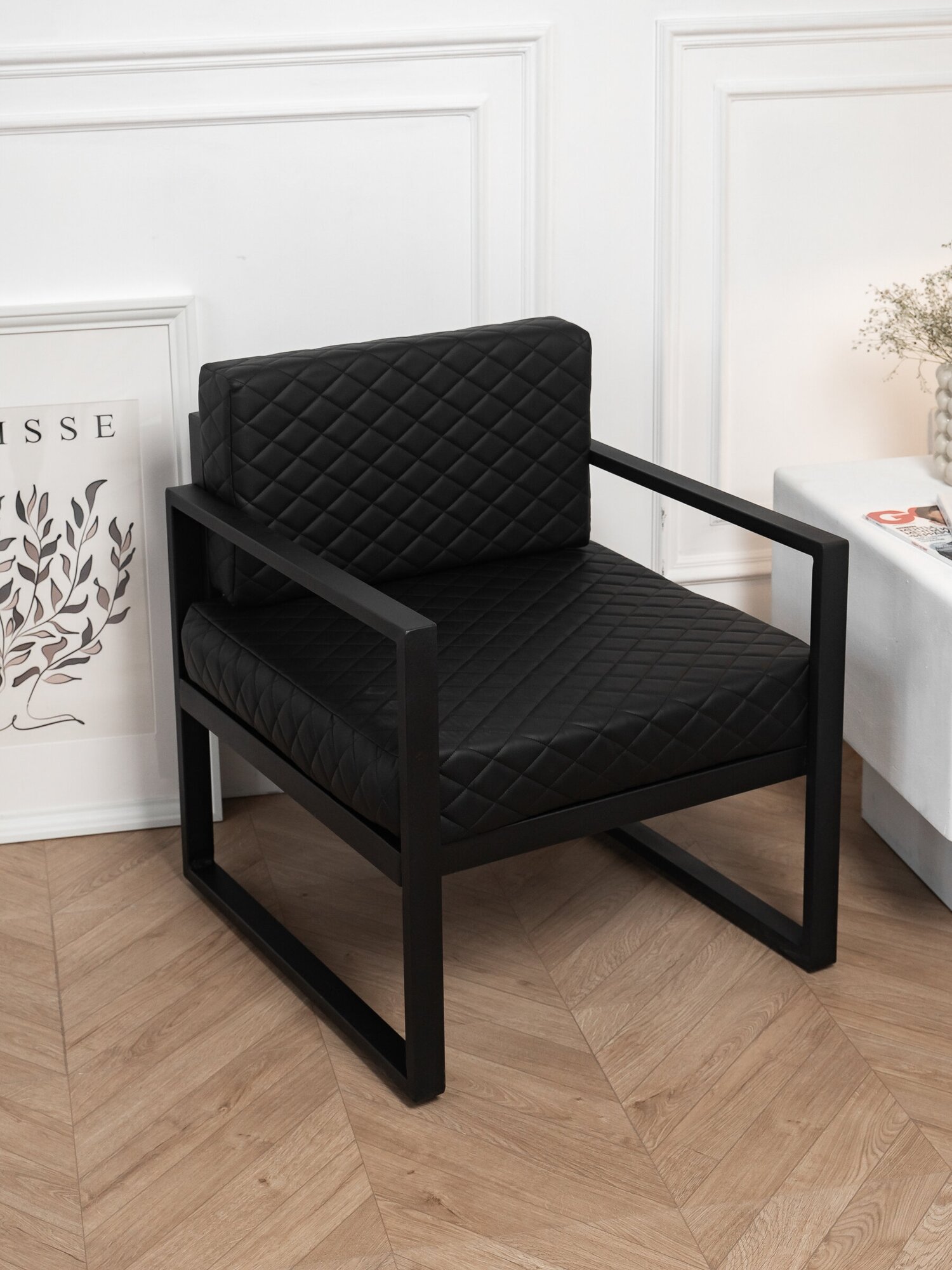 Кресло в стиле Лофт для гостиной, для офиса, кабинета. Черное с черной подушкой - фотография № 4