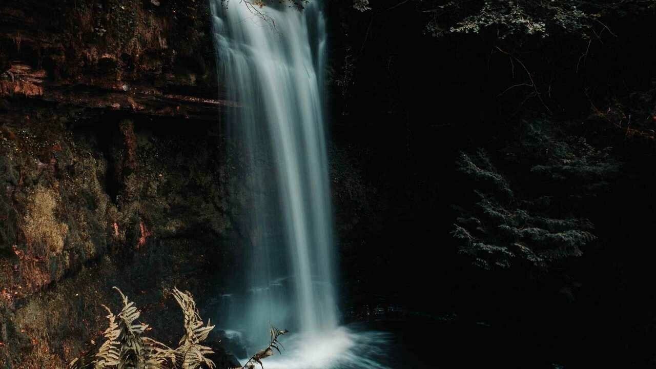 Картина на холсте 60x110 LinxOne "Водопад, скала, вода, поток, природа" интерьерная для дома / на стену / на кухню / с подрамником