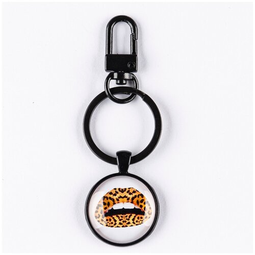 фото Брелок darifly чёрный с небольшим карабином, большим кольцом для ключей и круглым рисунком "стильные губы с помадой с хищным принтом шкуры леопарда"
