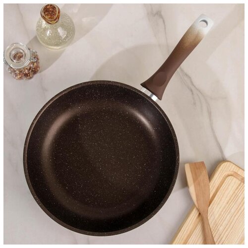 фото Сковорода kukmara d 26 см, h 6 см, с ручкой, стеклянной крышкой, кофейный мрамор