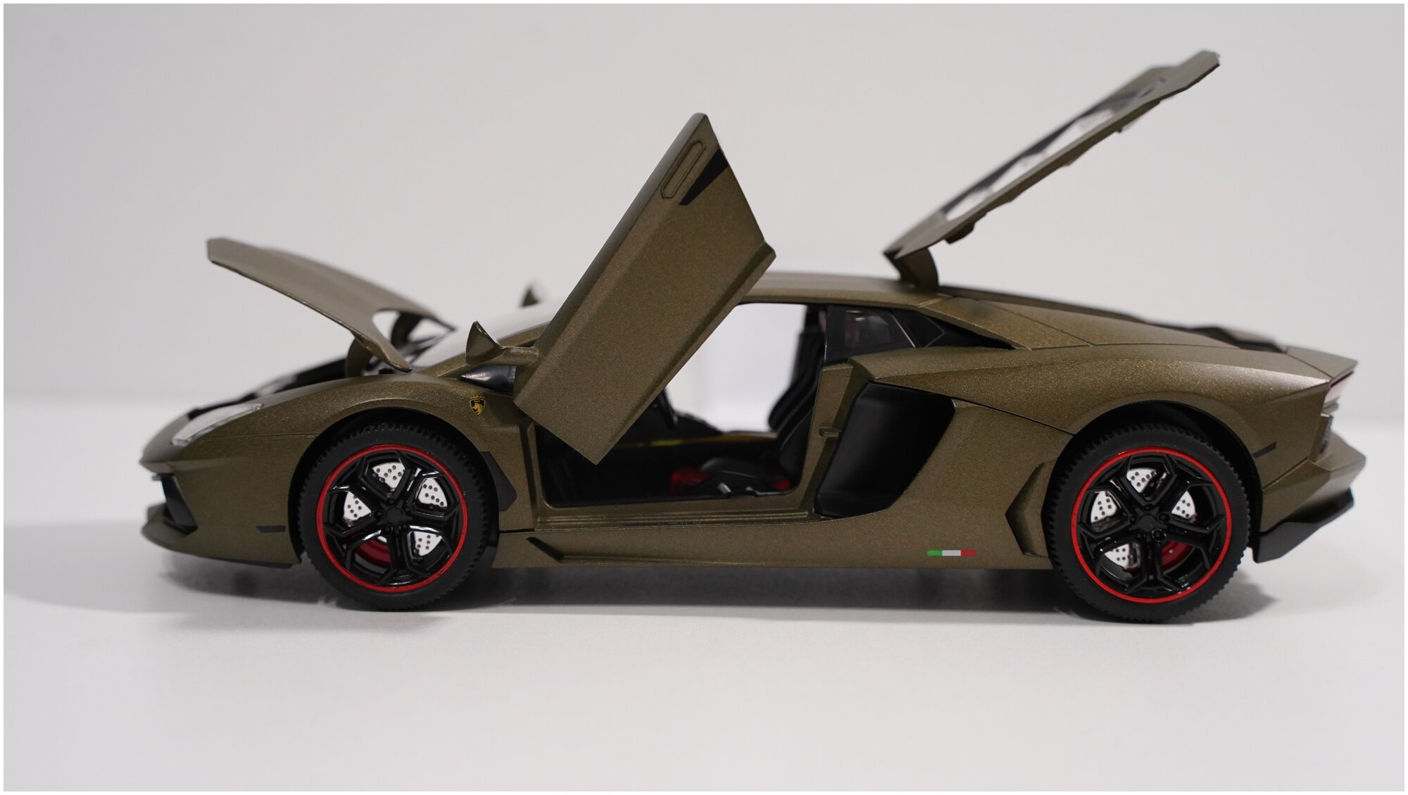 Металлическая машинка Lamborghini Aventador масштаб 1:18