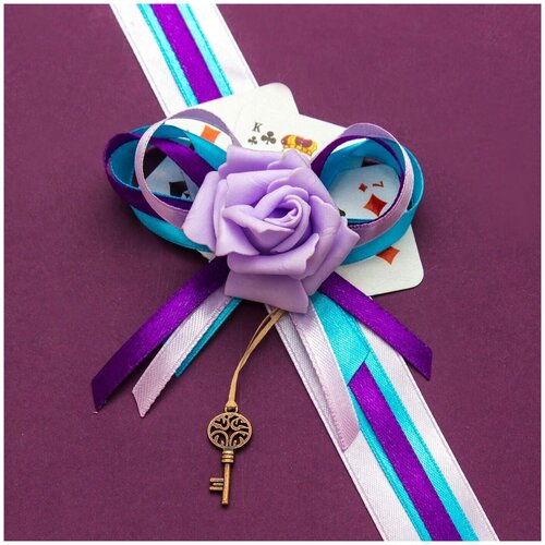 фото Свадебное украшение на руку невесты - атласный браслет "алиса в стране чудес" из фиолетовых и бирюзовых лент, с лиловой латексной розой, ключом и игральными картами свадебная мечта