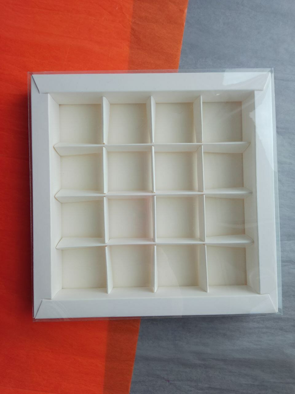 Коробка на 16 конфет с прозрачной крышкой, белая Упаковка 10 штук.