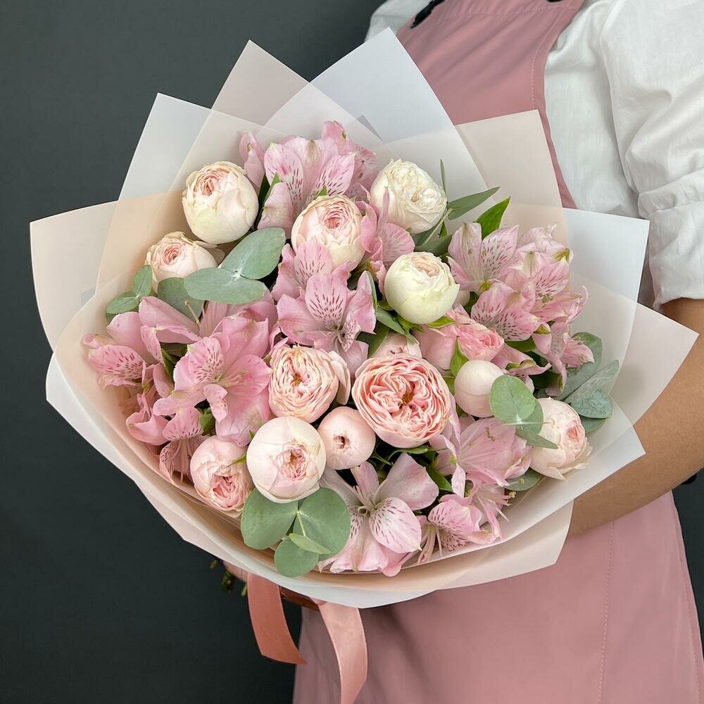 Авторский букет из нежно-розовых кустовых Роз и розовой Альстромерии