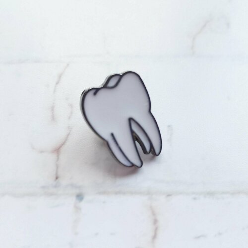 Значок, серебряный, белый элегантная брошь арт 0030 зуб подарок стоматологу