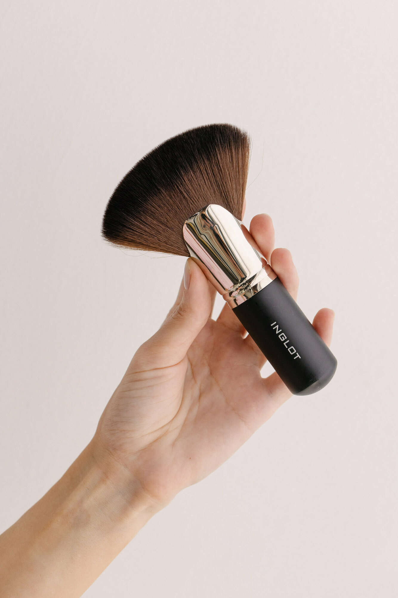 Кисть для макияжа профессиональная INGLOT № 51 S Makeup Brush — фото 1