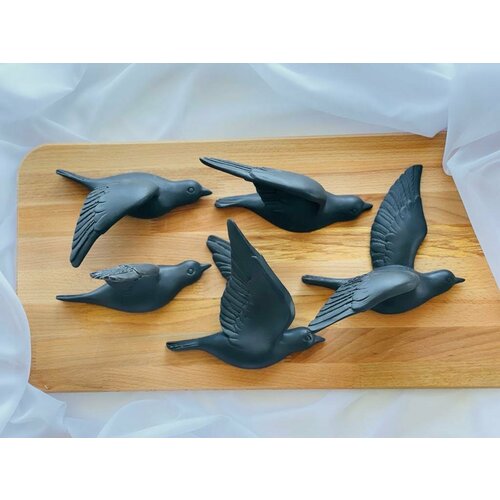 Птицы соловьи, черные.