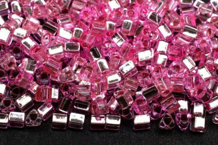Бисер японский TOHO Triangle треугольный 11/0 #0038 розовый, серебряная линия внутри, 5 грамм