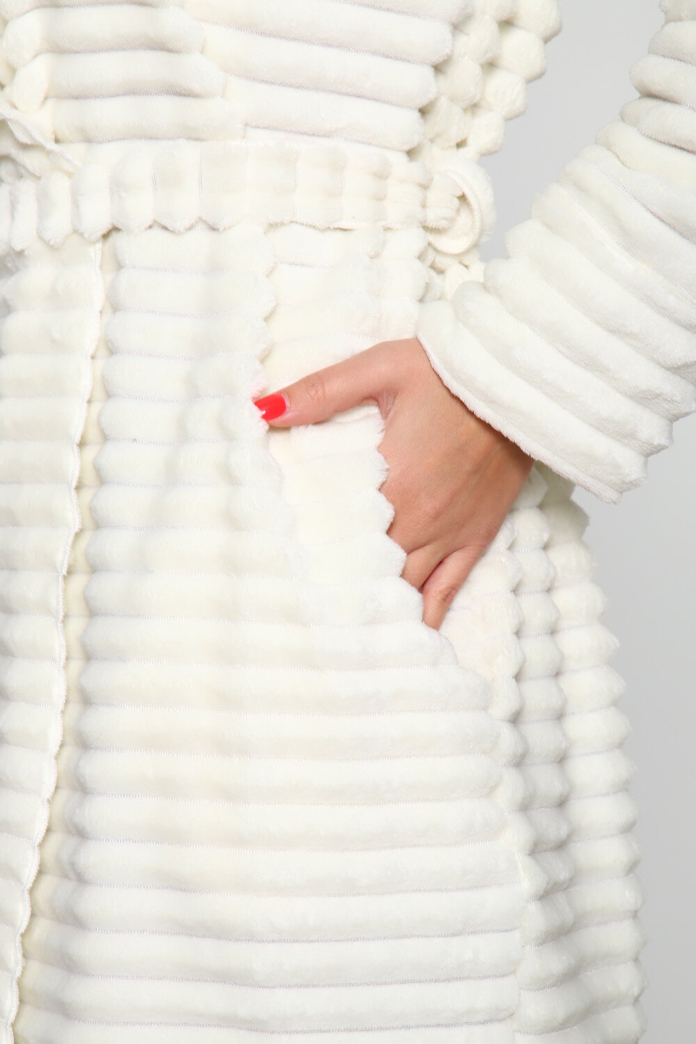 Теплый женский запашной халат с поясом, цвета молочный, размер 54 - фотография № 8