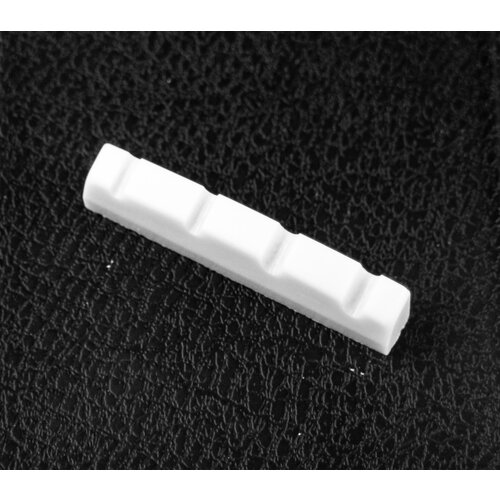 PARTSLAND P2 порожек для бас гитары, пластик (42х6х8.5mm)
